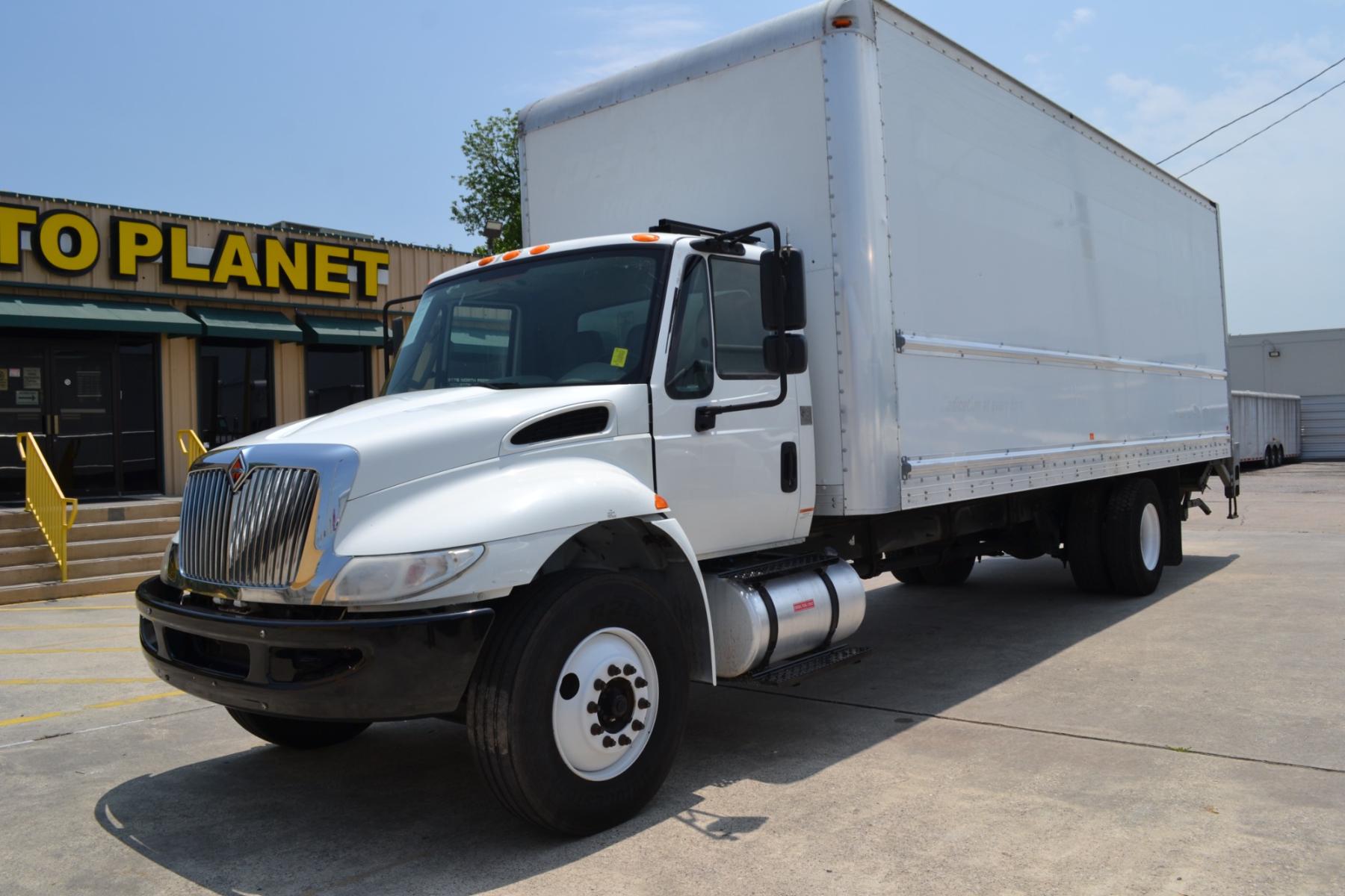 2018 WHITE /BLACK INTERNATIONAL 4300 with an CUMMINS ISB 6.7L 220HP engine, EATON FULLER PROCISION AUTOMATIC transmission, located at 9172 North Fwy, Houston, TX, 77037, (713) 910-6868, 29.887470, -95.411903 - 25,999LB GVWR NON CDL, 26FT BOX , 13FT CLEARANCE , 103" X 102", WALTCO 3,000LB CAPACITY ALUMINUM LIFT GATE, 70 GALLON FUEL TANK, AIR RIDE , COLD A/C, CRUISE CONTROL - Photo #0